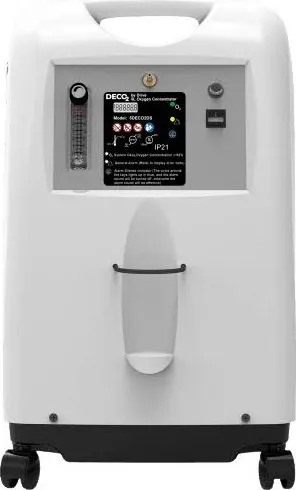 Concentrador de oxígeno DECO2 by drive, gabinete blanco vertical con asa superior, flujómetro graduado al frente, panel de control y cuatro ruedas