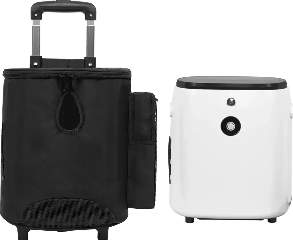 Concentrador de oxígeno portátil blanco y compacto junto a su mochila de transporte negra, con ruedas y asa telescópica extendida