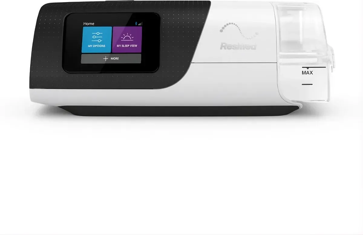 Equipo CPAP ResMed AirSense 11 visto de frente, con pantalla táctil a color y cámara de agua transparente del humidificador acoplada del lado derecho