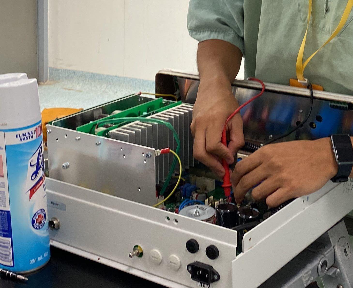 Medición con multímetro sobre la tarjeta electrónica de un equipo médico abierto